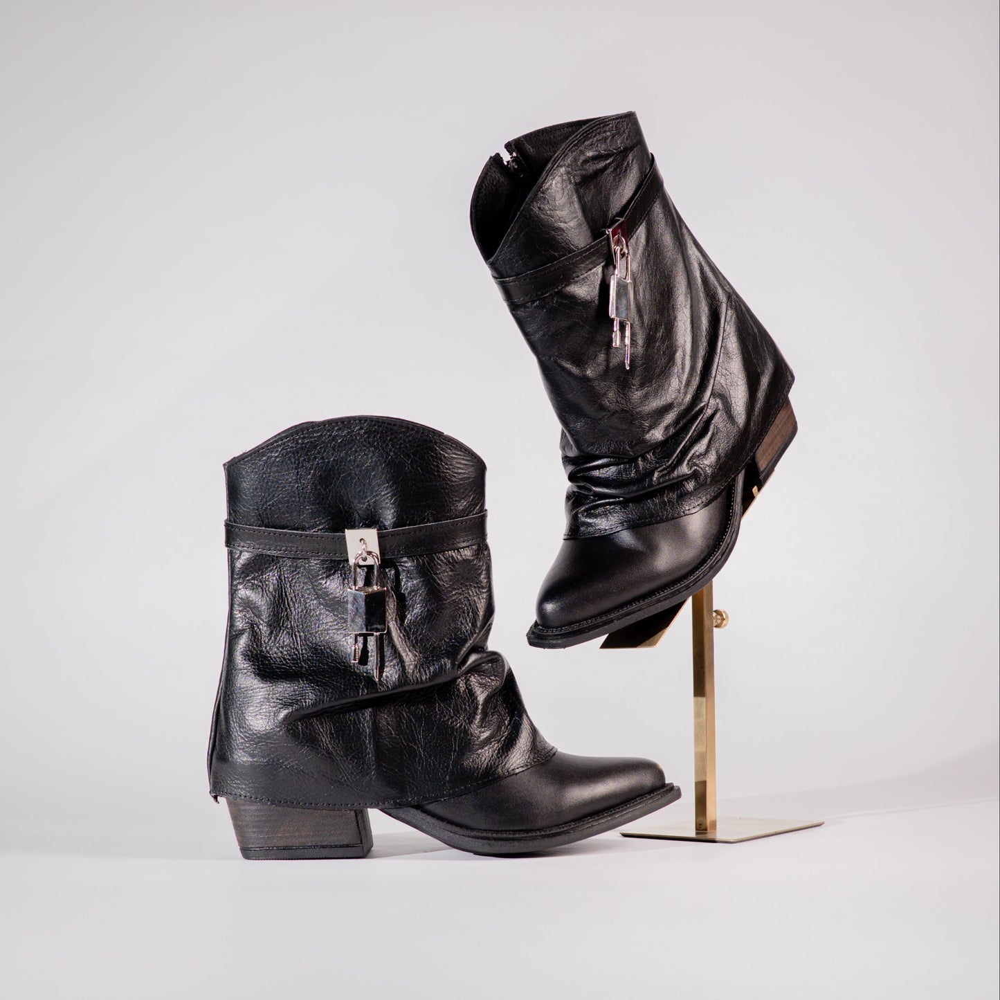 SELENE LOW — The Moon-Locked Short Texana